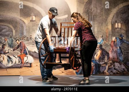 Der Rollstuhl von Florence Nightingale wird im Florence Nightingale Museum auf dem Gelände des St. Thomas' Hospital, London, nach einer erfolgreichen Spendenaktion installiert, so dass er zum ersten Mal im Vereinigten Königreich ausgestellt werden kann. Foto: Montag, 12. Juni 2023. Stockfoto