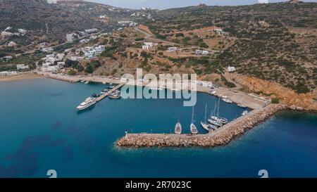 Der Yachthafen von Platis Gialos, Sifnos Island, Griechenland Stockfoto