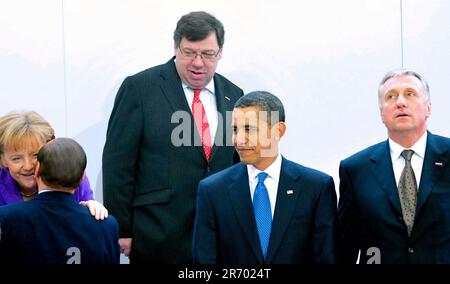 Prag, Tschechische Republik. 05. April 2009. ***DATEIFOTO*** L-R Deutsche Kanzlerin Angela Merkel, italienischer Premierminister Silvio Berlusconi, irischer Premierminister Brian Cowen, US-Präsident Barack Obama und tschechischer Premierminister Mirek Topolanek posieren gemeinsam für ein Foto auf dem EU-USA-Gipfel am 5. April 2009 im Kongresszentrum in Prag, Tschechische Republik. Kredit: Michal Dolezal/CTK Photo/Alamy Live News Stockfoto