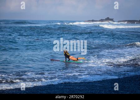 Surfer am Strand in Bali, Indonesien. Stockfoto