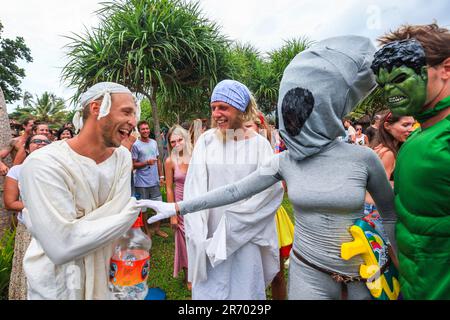 Surfen in Karnevalskostümen, Bali, Indonesien. Stockfoto