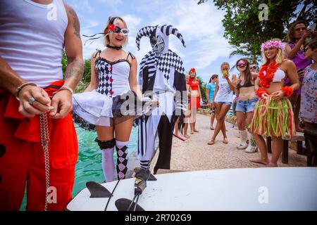 Surfen in Karnevalskostümen, Bali, Indonesien. Stockfoto