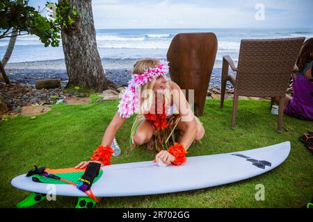 Surfen in Karnevalskostümen, Bali, Indonesien. Stockfoto