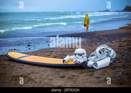 Surfen in Karnevalskostümen, Bali, Indonesien. Stockfoto