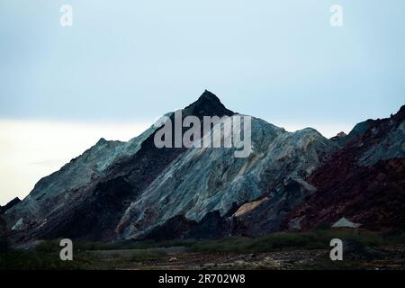 salines Berge. Halite-Deposinen. Dünne Vegetation. Vulkanischer Ursprung auf der Insel Ormuz. Stockfoto