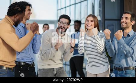 Business-Leute feiert und Ballen ihre Fäuste in die Luft als ein erfolgreiches team Stockfoto