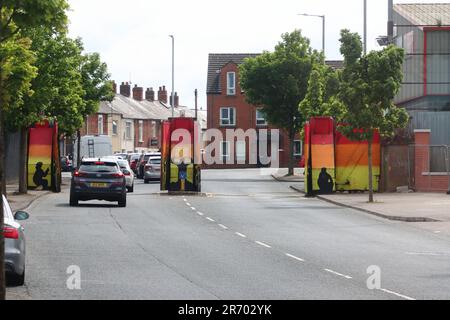 Die Straßentrennung zwischen dem katholischen nationalistischen Gebiet und dem protestantischen Unionismusgebiet in Belfast, Nordirland, Großbritannien Stockfoto