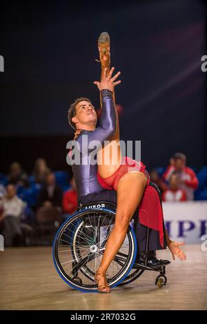 Ein Paar Tanzt Mit Rollstuhl In Russland Stockfoto