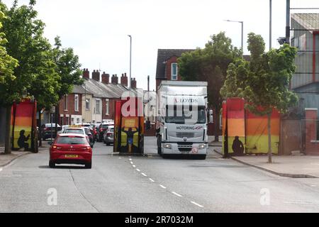 Die Straßentrennung zwischen dem katholischen nationalistischen Gebiet und dem protestantischen Unionismusgebiet in Belfast, Nordirland, Großbritannien Stockfoto