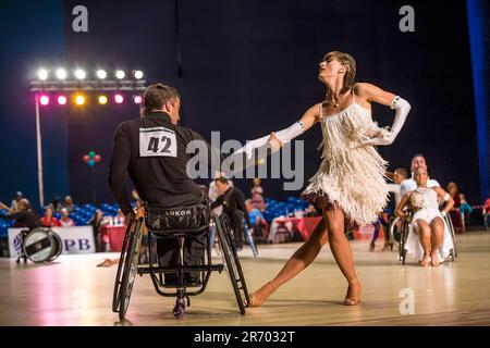 Rollstuhltänzende Paare, Die In Russland Auftreten Stockfoto