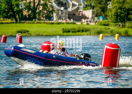 Teenage Boy Motorbootfahren Auf Dem See Während Des Wettbewerbs In Sankt Petersburg, Russland Stockfoto