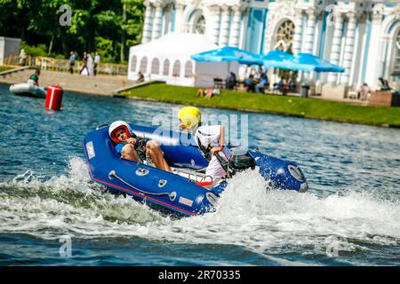 Motorbootfahren Für Kinder Auf Dem See Während Des Wettbewerbs In Sankt Petersburg, Russland Stockfoto