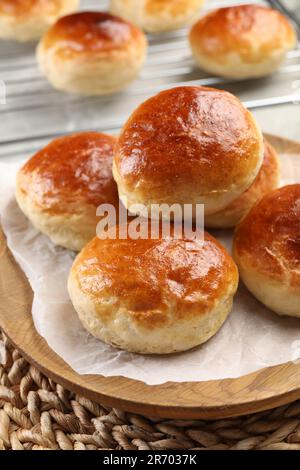 Leckere Scones, zubereitet auf Sodawasser auf dem Tisch Stockfoto