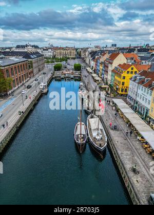 Nyhavn ist ein Ufer-, Kanal- und Unterhaltungsviertel aus dem 17. Jahrhundert, gesäumt von bunten, Jahrhunderte alten Stadthäusern und Bars in Kopenhagen, Dänemark Stockfoto