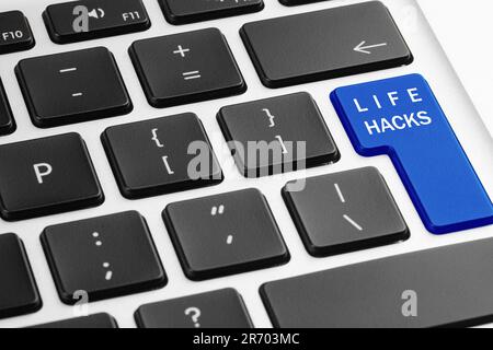 Blauer Knopf mit den Worten Life Hacks auf dem Laptop, Nahaufnahme Stockfoto