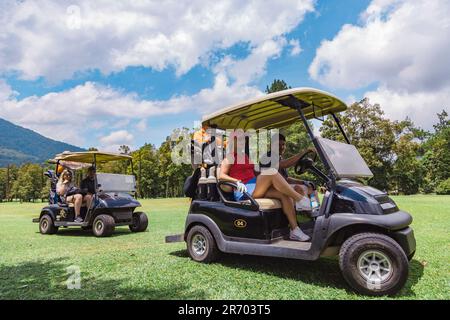 Golfer in Golfwagen auf dem Golfplatz, Bedugul, Bali, Indonesien Stockfoto