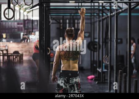 Man doingÂ Pull-upsÂ im Fitnessstudio, Â Canggu, Bali, Indonesien Stockfoto