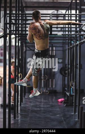 Man doingÂ Pull-upsÂ im Fitnessstudio, Â Canggu, Bali, Indonesien Stockfoto