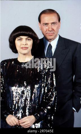 Photo Repertory, Italien. 30. Juni 2023. SILVIO BERLUSCONI MIT MIRELLE MATHIEU (MAILAND - 1988-10-09, Poggi) ps das Foto kann in Bezug auf den Kontext verwendet werden, in dem es aufgenommen wurde, und ohne die diffamierende Absicht des Dekorums der repräsentierten Personen nur redaktionelle Verwendung Kredit: Unabhängige Fotoagentur/Alamy Live News Stockfoto