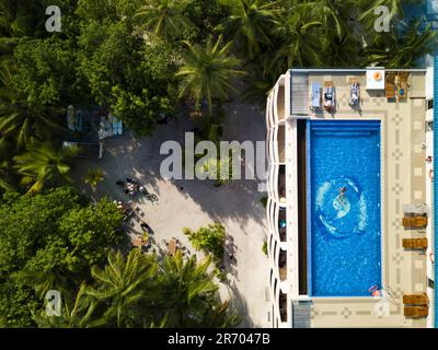 Hotel mit Swimmingpool auf dem Dach, Â Thulusdhoo, Male, Malediven Stockfoto