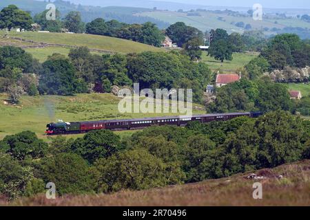 Der königliche Zug, den der Flying Scotsman anlässlich seines 100.-jährigen Jubiläums gezogen hat, fährt durch Goathland in North Yorkshire, während König Charles III zum Bahnhof Pickering Heritage, dem südlichen Ende der North Yorkshire Moors Railway, fährt, um Pickering in Yorkshire zu besuchen. Foto: Montag, 12. Juni 2023. Stockfoto