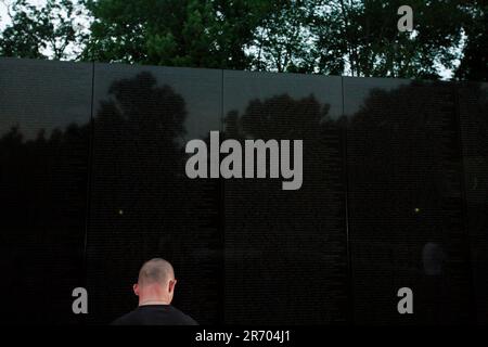 Leute versammeln sich in der Nähe der Vietnam Veterans Memorial Wall in Washington, DC. Stockfoto