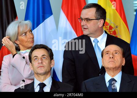Sonntag. 22. Februar 2009. ***DATEIFOTO*** L-R Französische Finanzministerin Christine Lagarde, französischer Premierminister Nicolas Sarkozy, tschechischer Finanzminister Miroslav Kalousek und italienischer Premierminister Silvio Berlusconi werden während des Gruppenfotos am Sonntag, den 22. Februar 2009, in Berlin gesehen. Die EU veranstaltet in Berlin ein Vorbereitungstreffen zur Vorbereitung eines internationalen Gipfels der G-20 im April. Kredit: Michal Dolezal/CTK Photo/Alamy Live News Stockfoto