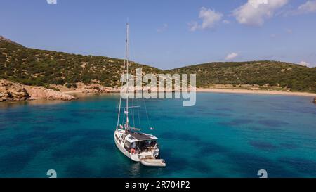 Ein Segelboot in der Bucht von Fikiatha, auf der Insel Sifnos, Griechenland Stockfoto