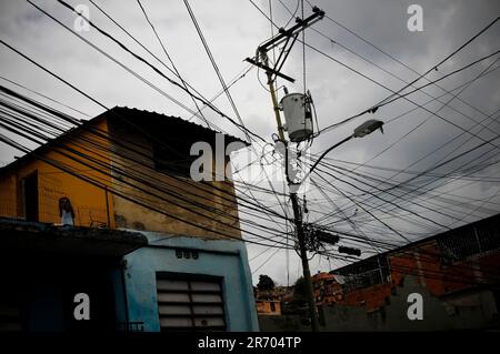 Verhedderte Stromleitungen in Petare, einem Slum in Caracas, Venezuela, stellen die Energiekrisen dar, die Stromausfälle im ganzen Land verursachen. Stockfoto