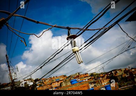 Verhedderte Stromleitungen in einem Slum in Caracas, Venezuela repräsentieren die Energiekrisen, die Stromausfälle im ganzen Land verursachen. Stockfoto