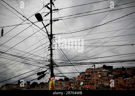 Verhedderte Stromleitungen in Petare, Caracas, Venezuela während der Energiekrise, die Stromausfälle im ganzen Land verursachte. Stockfoto