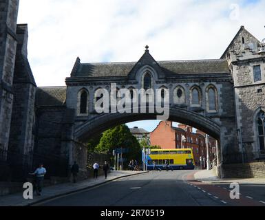 Die alte Brücke, die das Dublina Museum und die Christ Church Cathedral in Dublin, Irland, verbindet. Stockfoto