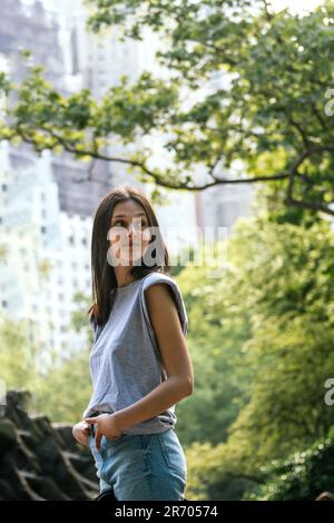 Junge Frau im Central Park von New york Stockfoto