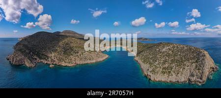 Ein Segelboot in der Bucht von Fikiatha, auf der Insel Sifnos, Griechenland Stockfoto