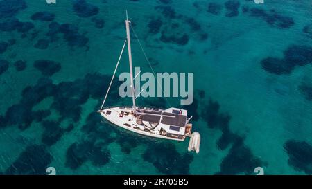 Ein Segelboot in der Bucht von Fikiatha, auf der Insel Sifnos, Griechenland Stockfoto