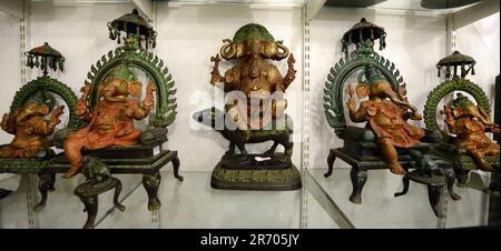 Ein traditionelles Lord Ganesh Messingidol in einem Kunsthandwerksladen in Madurai, Indien. Stockfoto