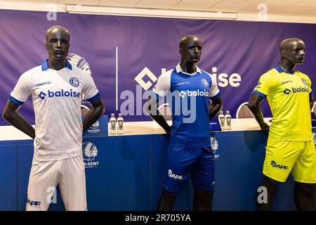 Gent, Belgien. 12. Juni 2023. Abbildung zeigt eine Pressekonferenz des belgischen Fußballvereins KAA Gent, auf der Baloise als neuer Handelspartner angekündigt und das Trikot für die nächste Saison, Montag, den 12. Juni 2023, in Gent vorgestellt wird. BELGA FOTO JAMES ARTHUR GEKIERE Kredit: Belga News Agency/Alamy Live News Stockfoto