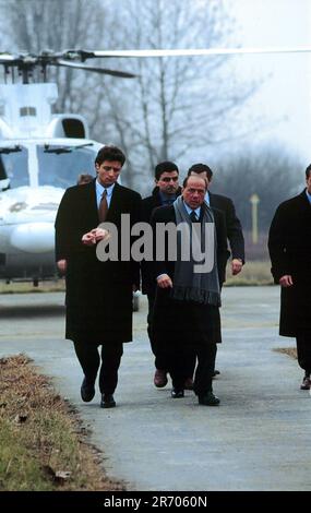 Photo Repertory, Italien. 30. Juni 2023. SILVIO BERLUSCONI STEIGT AUS SEINEM PRIVATEN HUBSCHRAUBER ( - 1993-01-31, Canevacci). Das Foto kann in Bezug auf den Kontext verwendet werden, in dem es aufgenommen wurde, und ohne die diffamierende Absicht des Anstands der repräsentierten Personen nur redaktionelle Verwendung Kredit: Unabhängige Fotoagentur/Alamy Live News Stockfoto