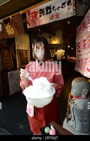 Die geschäftige Fußgängerzone Komachi-dori in Kamakura, Japan. Stockfoto