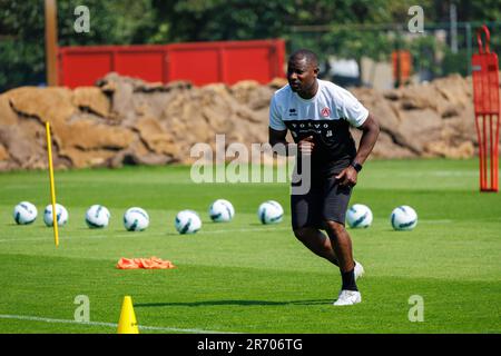 Kortrijk, Belgien. 12. Juni 2023. Kortrijks Trainer Joseph Akpala zeigte während der ersten Trainingseinheit der Saison 2023-2024 in Aktion das belgische Fußballteam KV Kortrijk, Montag, den 12. Juni 2023 in Kortrijk. BELGA FOTO KURT DESPLENTER Kredit: Belga News Agency/Alamy Live News Stockfoto