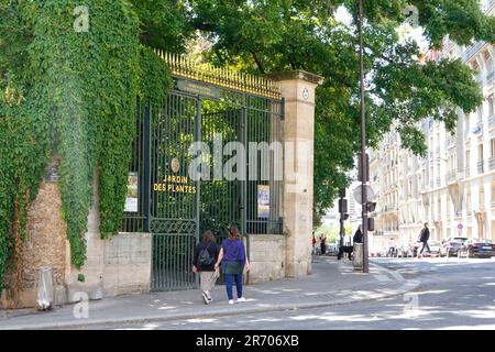 Beschilderung am Eingang zum Jardin des Plantes, wenn Menschen in den öffentlichen botanischen Garten im 5. Arrondissement, Paris, Frankreich betreten/verlassen. Stockfoto