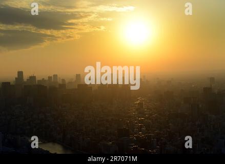 Ein wunderschöner Sonnenuntergang über Tokio vom Skytree Tower aus. Stockfoto