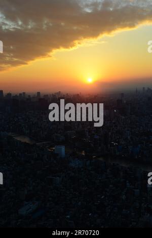 Ein wunderschöner Sonnenuntergang über Tokio vom Skytree Tower aus. Stockfoto