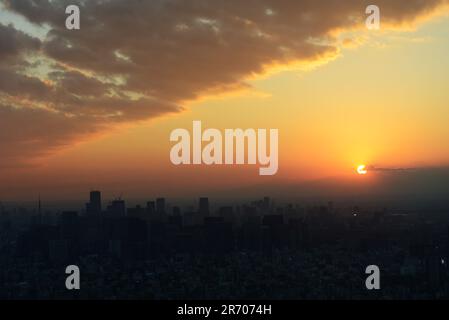 Ein wunderschöner Sonnenuntergang über Tokio vom Skytree Tower aus. Stockfoto