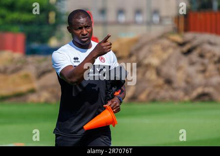 Kortrijk, Belgien. 12. Juni 2023. Kortrijks Trainer Joseph Akpala wurde während der ersten Trainingseinheit der Saison 2023-2024 vom belgischen Fußballteam KV Kortrijk, erster Liga, am Montag, den 12. Juni 2023 in Kortrijk fotografiert. BELGA FOTO KURT DESPLENTER Kredit: Belga News Agency/Alamy Live News Stockfoto
