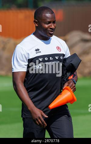 Kortrijk, Belgien. 12. Juni 2023. Kortrijks Trainer Joseph Akpala wurde während der ersten Trainingseinheit der Saison 2023-2024 vom belgischen Fußballteam KV Kortrijk, erster Liga, am Montag, den 12. Juni 2023 in Kortrijk fotografiert. BELGA FOTO KURT DESPLENTER Kredit: Belga News Agency/Alamy Live News Stockfoto