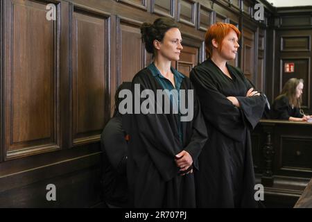 Hamburg, Deutschland. 12. Juni 2023. Zu Beginn des Mordprozesses gegen eine 38-jährige Frau berichten ihre Anwälte Fenna Busmann (l) und Katrin Hawickhorst über den Angeklagten im Gerichtssaal des Strafrechtsgebäudes in Hamburg. Am 12. Mai 2022 besuchte der Angeklagte angeblich einen 69-jährigen Mann in seiner Wohnung unter einem Vorwand, brachte ihn zu Boden und durchsuchte ihn nach Geld und Wertsachen. Dabei brach sie angeblich mehrere seiner Rippen und zwang seine Atemwege zu schließen, so dass er schließlich erstickte. Kredit: Ulrich Perrey/dpa/Alamy Live News Stockfoto