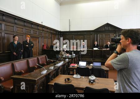 Hamburg, Deutschland. 12. Juni 2023. Zu Beginn des Mordprozesses gegen eine 38-jährige Frau berichten ihre Anwälte Fenna Busmann (l) und Katrin Hawickhorst über den Angeklagten im Gerichtssaal des Strafrechtsgebäudes in Hamburg. Am 12. Mai 2022 besuchte der Angeklagte angeblich einen 69-jährigen Mann in seiner Wohnung unter einem Vorwand, brachte ihn zu Boden und durchsuchte ihn nach Geld und Wertsachen. Dabei brach sie angeblich mehrere seiner Rippen und zwang seine Atemwege zu schließen, so dass er schließlich erstickte. Kredit: Ulrich Perrey/dpa/Alamy Live News Stockfoto