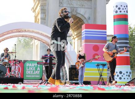 Party wie ein Dee jay auf der Arco della Pace Radio Dee Jay Party Stockfoto