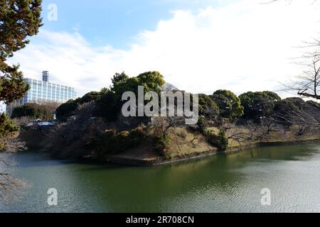 Der Graben um den Kaiserpalast in Chiyoda, Tokio, Japan. Stockfoto